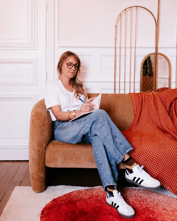 Juliette Garcia prenant des notes pendant une consultation de naturopathie à Clermont-Ferrand