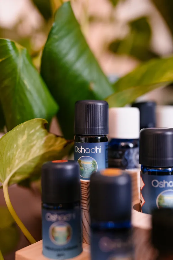 Flacons d'huiles essentielles bio dans le cabinet de naturopathie de Juliette Garcia à Clermont-Ferrand